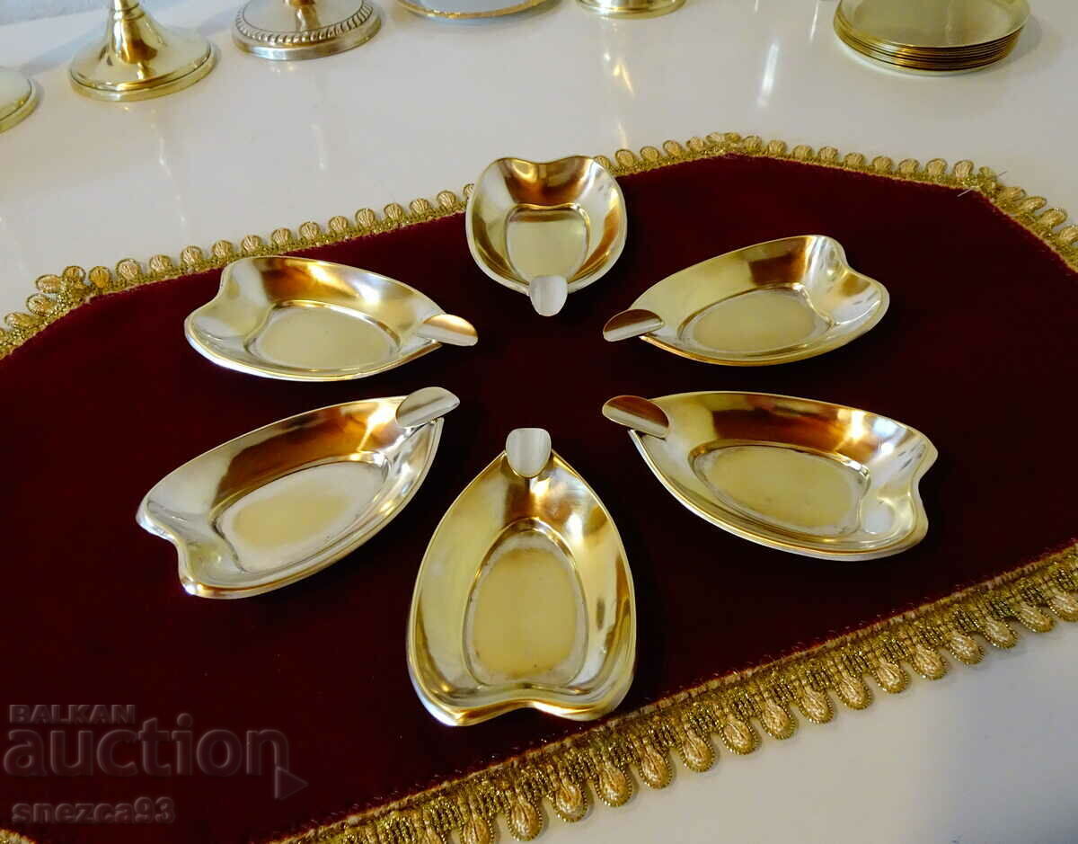 Доставка на Посребрни месингови пепелници 6 броя. Доставка на Посребрни месингови пепелници 6 броя.