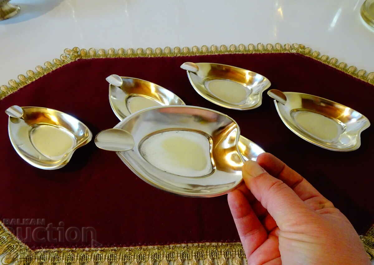 Посребрни месингови пепелници 6 броя. Посребрни месингови пепелници 6 броя.