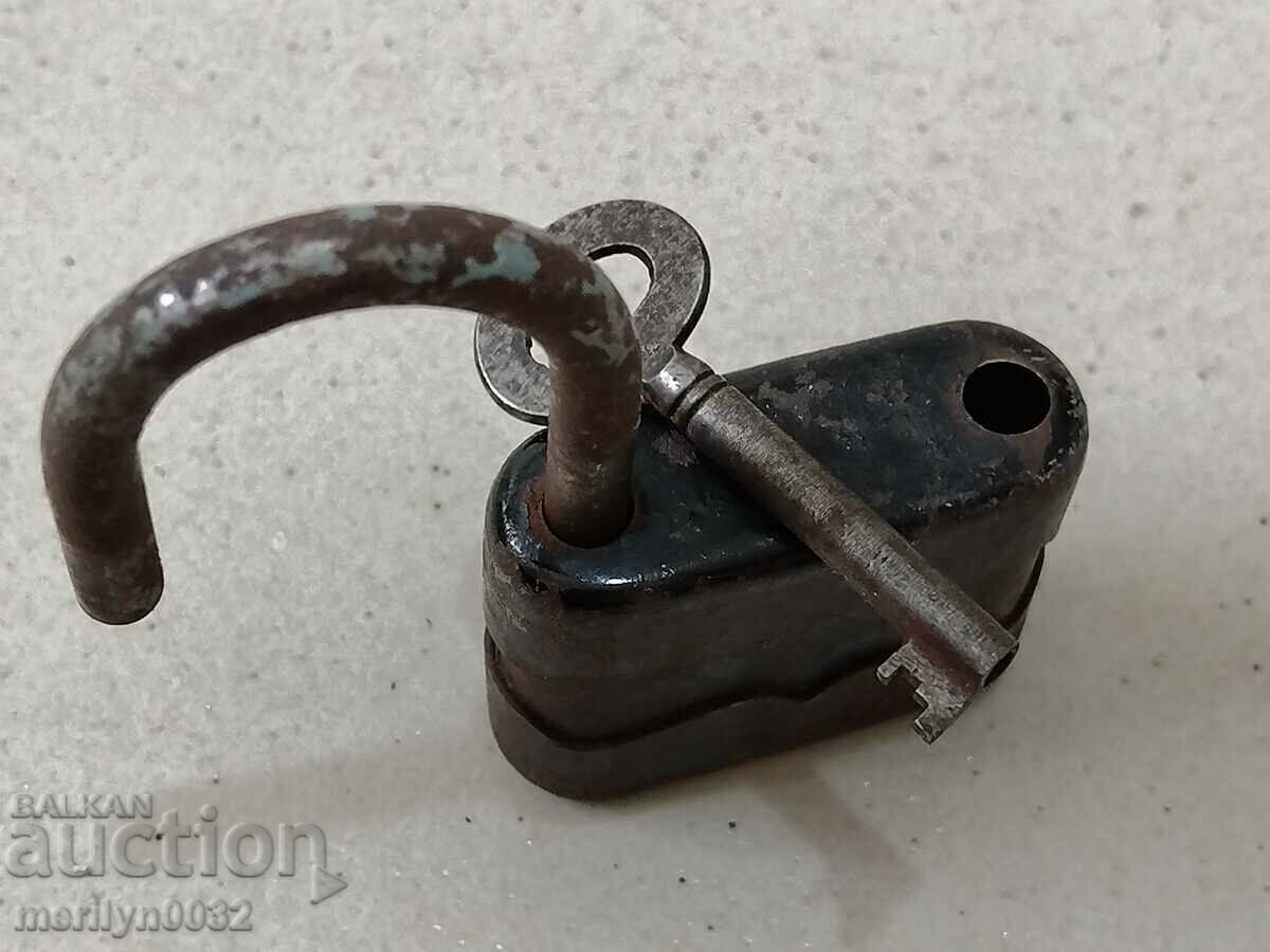 Παράδοση Παλιό λουκέτο με λουκέτο, μάνδαλο, βαλίτσα Παράδοση Παλιό λουκέτο με λουκέτο, μάνδαλο, βαλίτσα