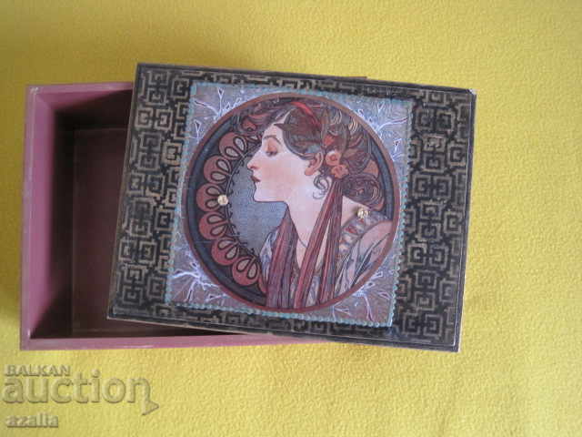 Licitație Cutie originala cu capac pentru suveniruri