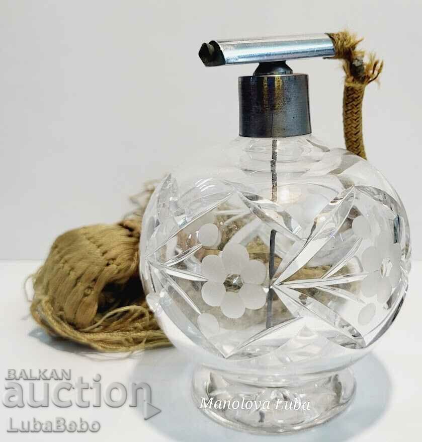 Flacon mare de parfum din sticlă de cristal tăiată manual cu preț 60.00 BGN | € 30.68