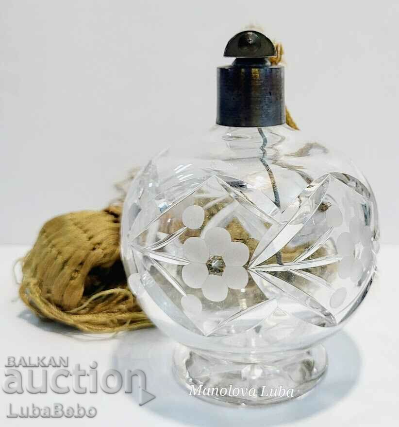 Licitație Flacon mare de parfum din sticlă de cristal tăiată manual