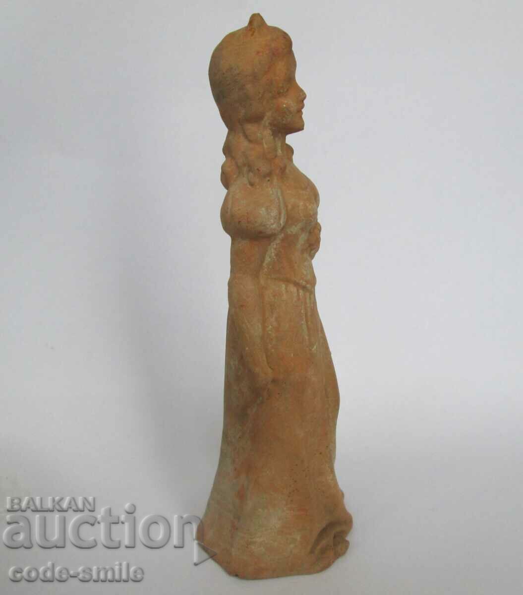 Old ceramic statuette figure of a young lady with price 100.00 BGN | € 51.13 Old ceramic statuette figure of a young lady with price 100.00 BGN | € 51.13