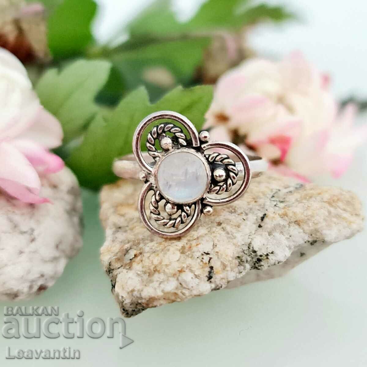 5340 Silver ring with Moonstone