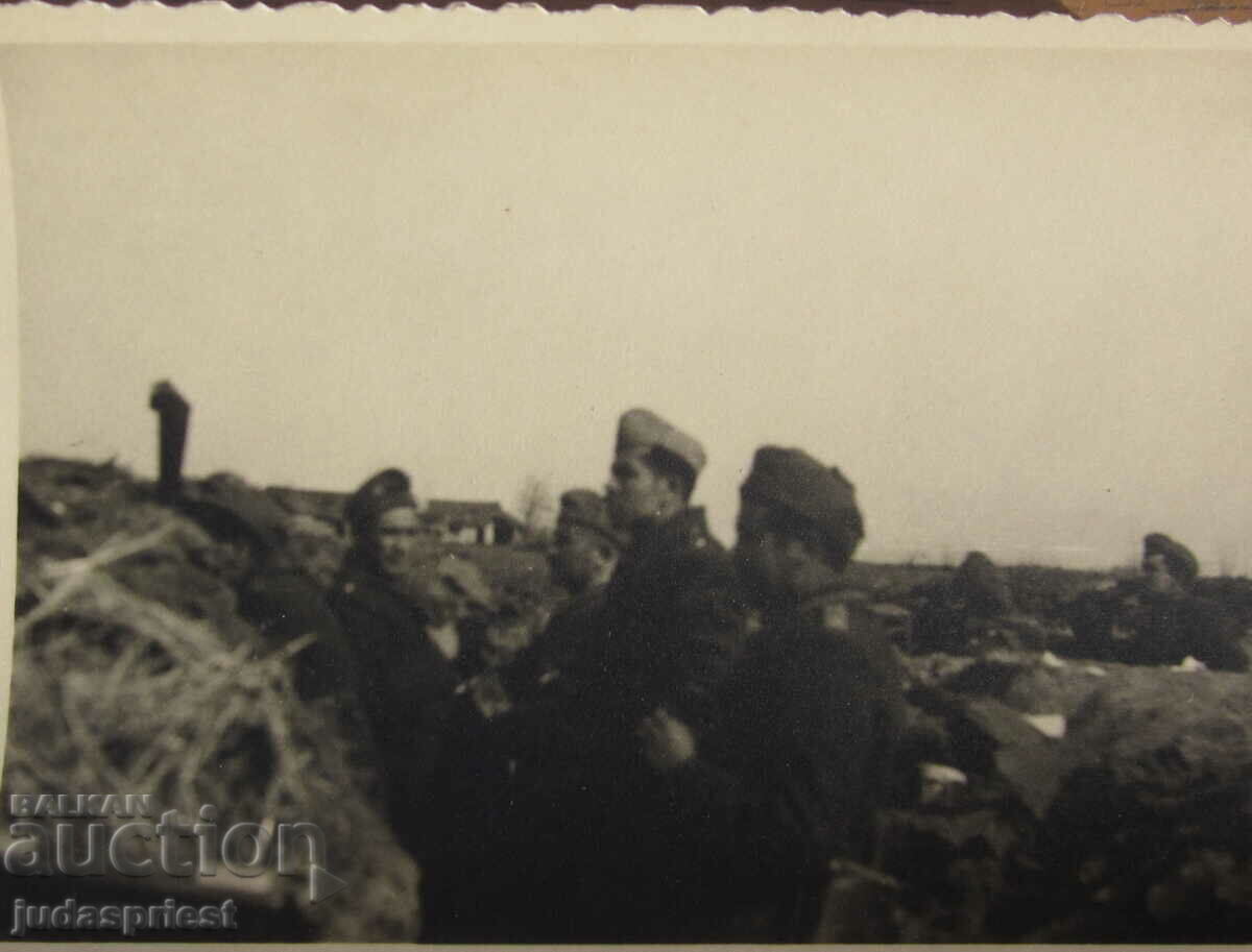 Α' Παγκοσμίου Πολέμου του Βασιλείου της Βουλγαρίας στρατιωτική φωτογραφία στρατιωτών πεδίου μάχης σε μια τάφρο με τιμή 15.00 BGN | € 7.67 Α' Παγκοσμίου Πολέμου του Βασιλείου της Βουλγαρίας στρατιωτική φωτογραφία στρατιωτών πεδίου μάχης σε μια τάφρο με τιμή 15.00 BGN | € 7.67