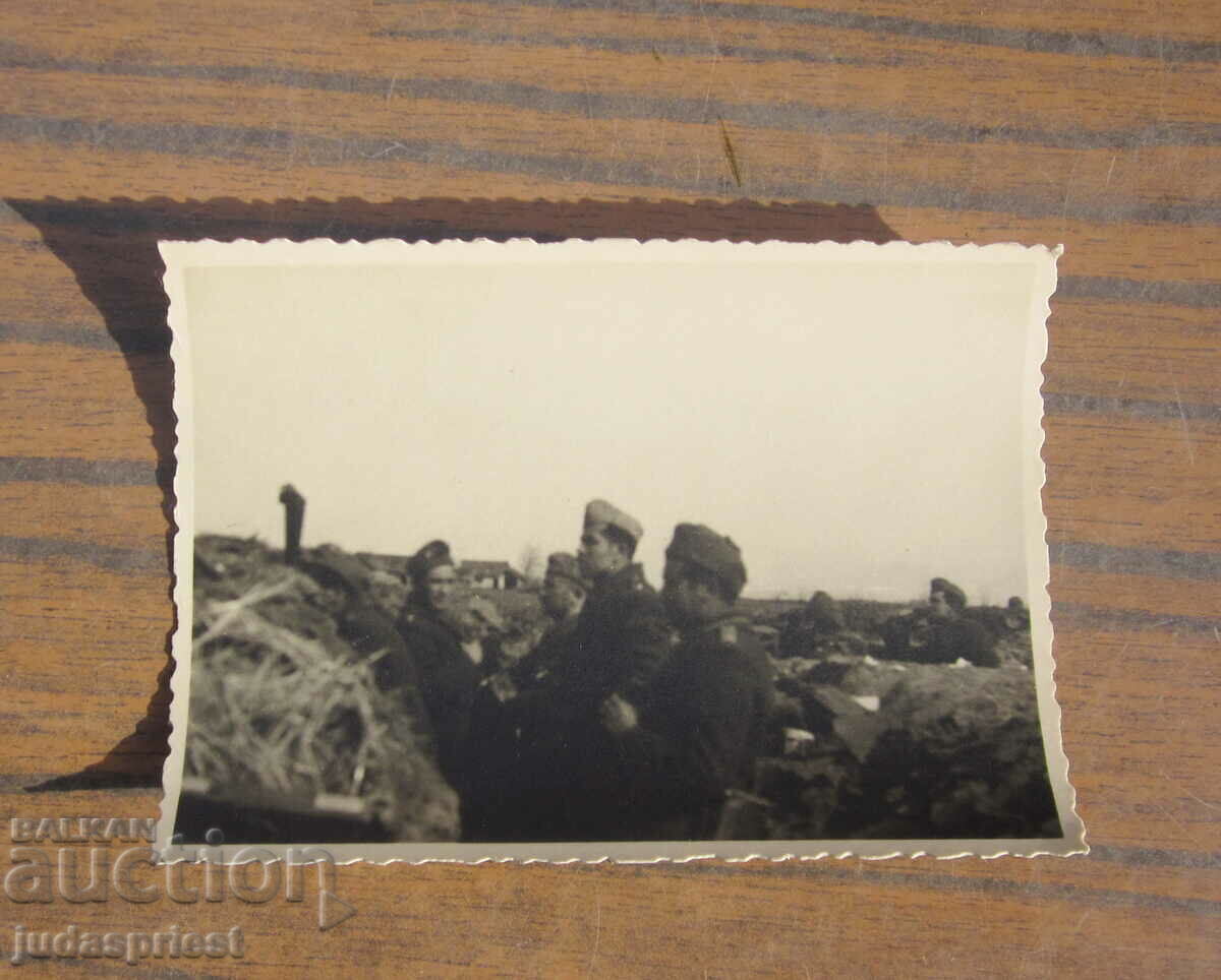 Δημοπρασία Α' Παγκοσμίου Πολέμου του Βασιλείου της Βουλγαρίας στρατιωτική φωτογραφία στρατιωτών πεδίου μάχης σε μια τάφρο Δημοπρασία Α' Παγκοσμίου Πολέμου του Βασιλείου της Βουλγαρίας στρατιωτική φωτογραφία στρατιωτών πεδίου μάχης σε μια τάφρο