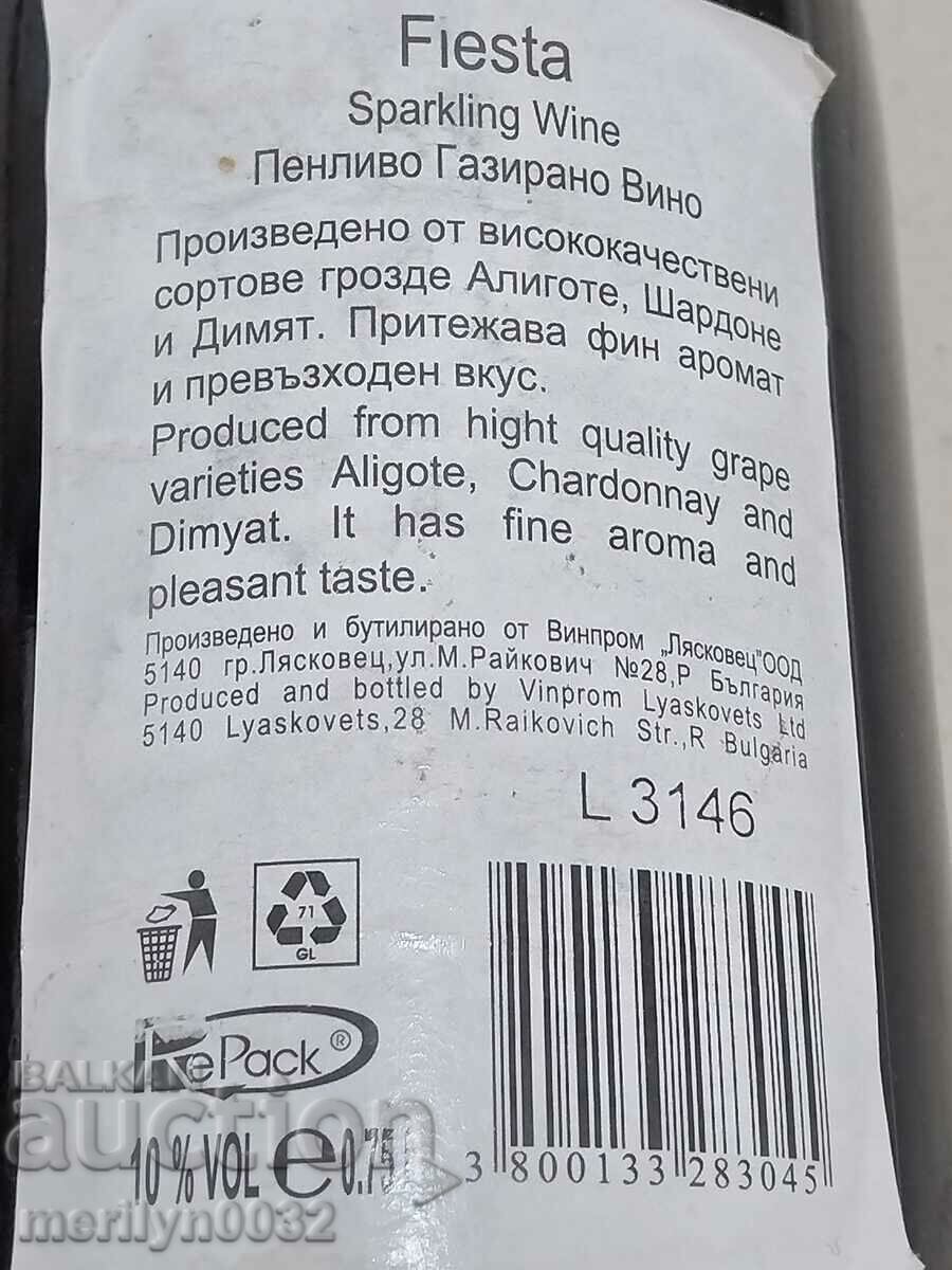 Auction  Bottle of champagne Fiesta wine vintage 2005 UNPRINTED