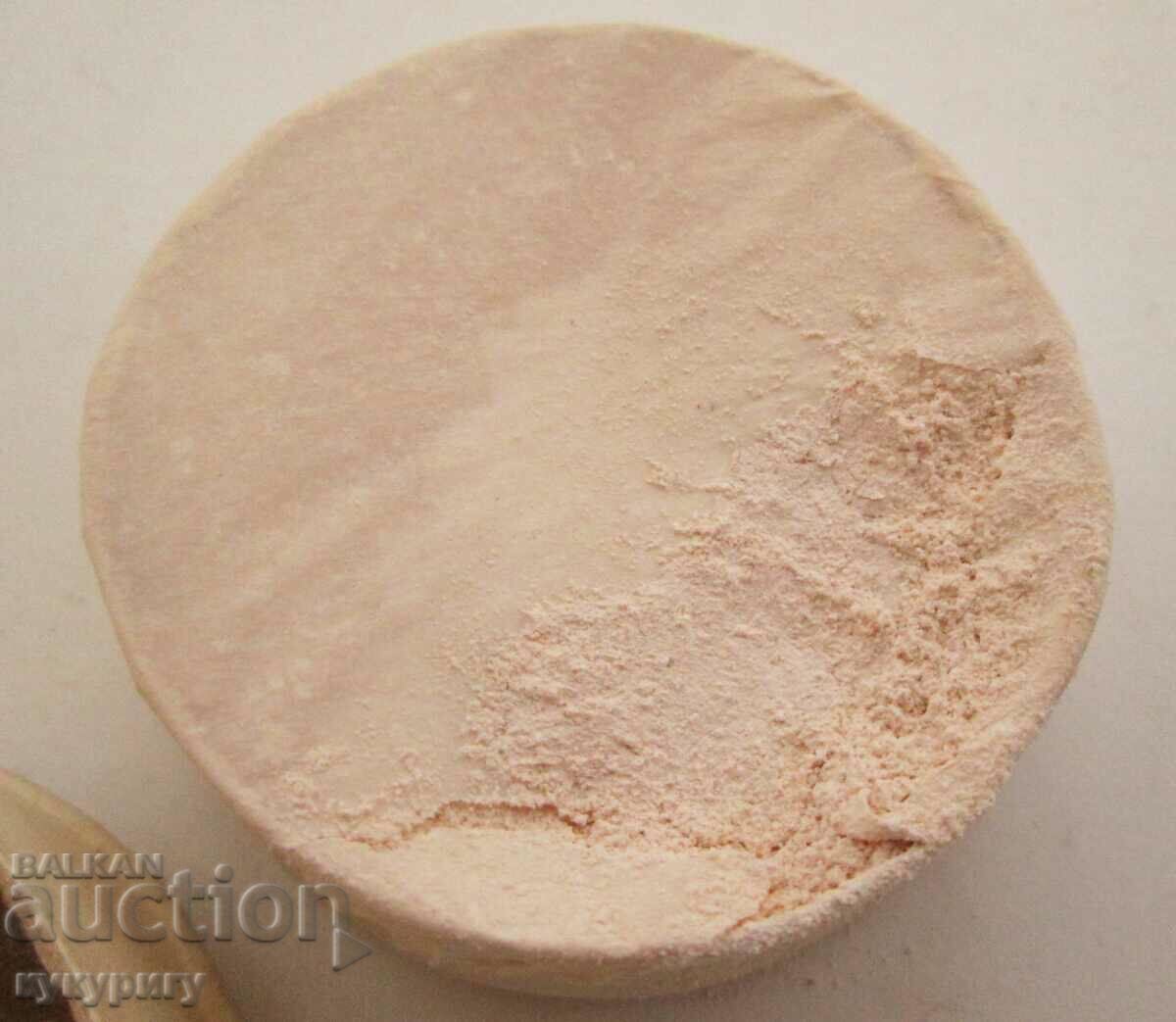 Delivery of Collectible vintage Russian women's powder case Delivery of Collectible vintage Russian women's powder case