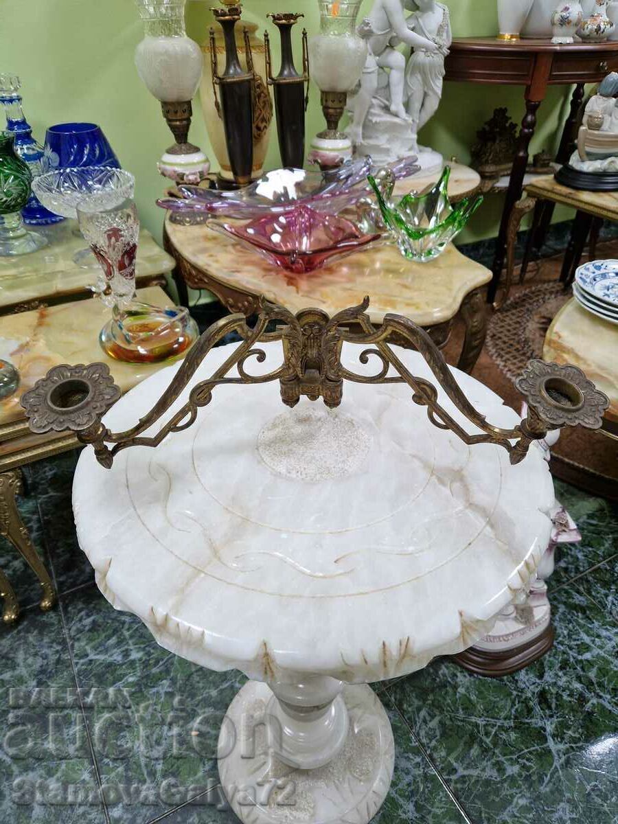 Un suport de lumânare pentru pian antic rar, francez, din bronz cu preț € 100.72 | 196.99 BGN Un suport de lumânare pentru pian antic rar, francez, din bronz cu preț € 100.72 | 196.99 BGN