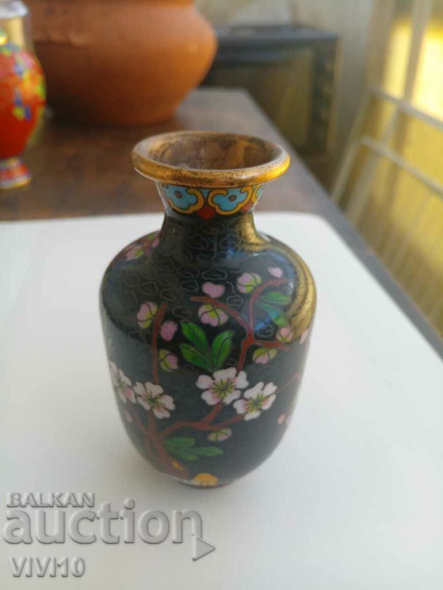 Разкошна вазичка клазоне с цена € 40.00 | 78.23 лв.