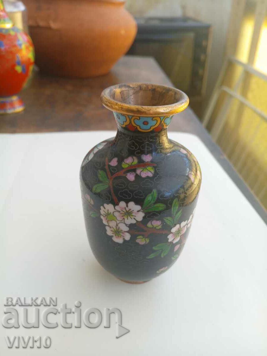 A gorgeous claison vase A gorgeous claison vase