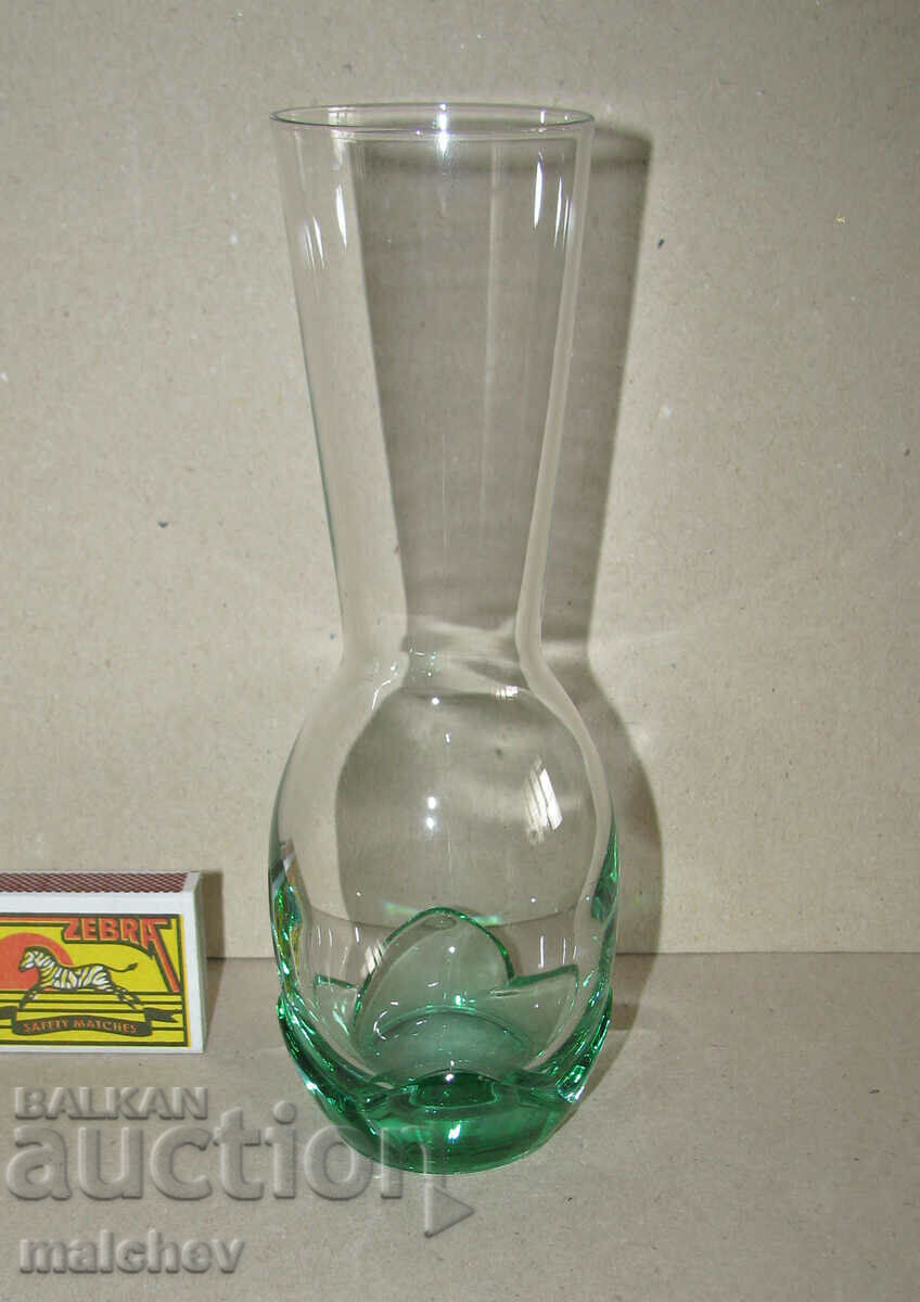 Vase vase 19 cm of green hand blown glass, excellent