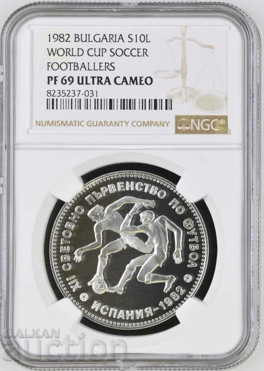 10 BGN 1982 TWO FOOTBALL PLAYERS PF 69 NGC