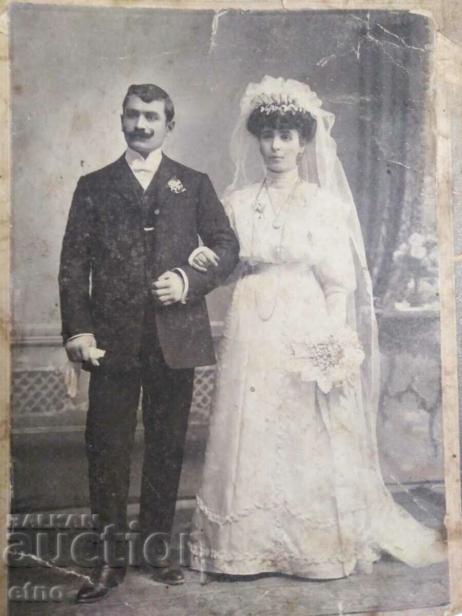 Varna, BRO.HADJOLYAN, ROYAL PHOTO, CARDBOARD with price 20.00 BGN | € 10.23 Varna, BRO.HADJOLYAN, ROYAL PHOTO, CARDBOARD with price 20.00 BGN | € 10.23