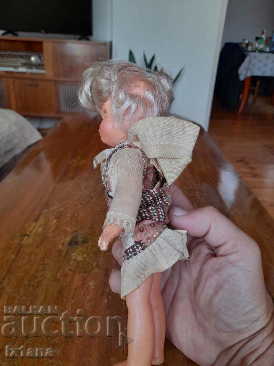 Păpușă veche cu preț 27.00 BGN | € 13.80 Păpușă veche cu preț 27.00 BGN | € 13.80