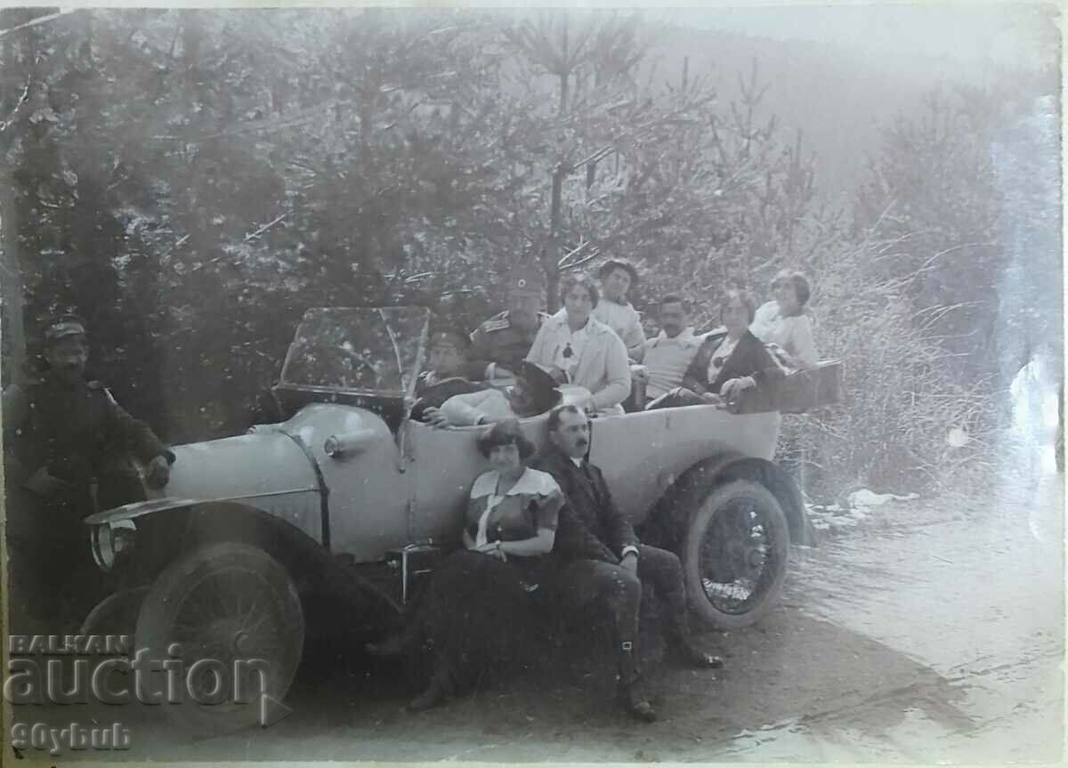 Fotografie veche a unei mașini din anii 1920