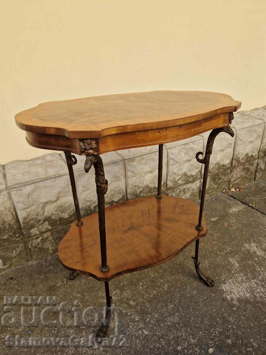 Licitație Masă unică din lemn francez cu marqueterie și picioare din bronz