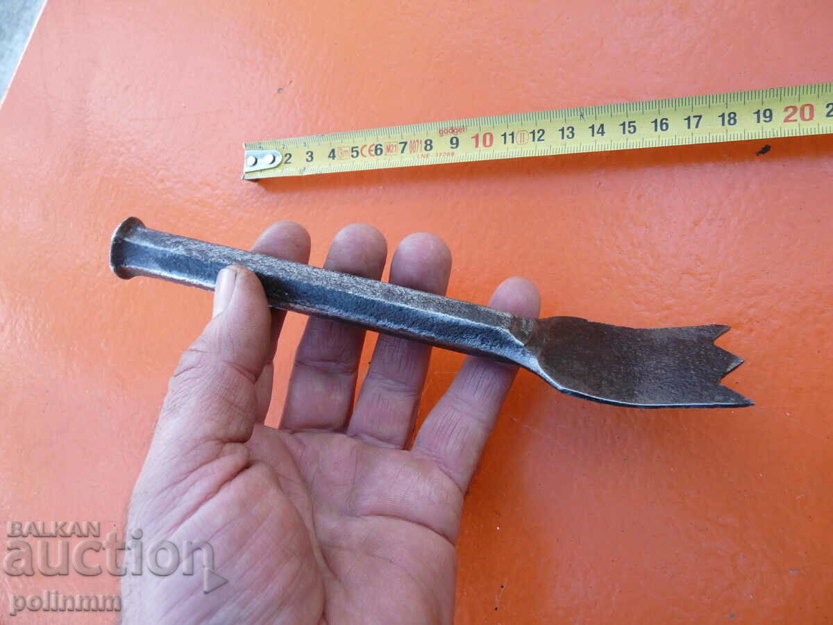 Auction  Old carpentry tool