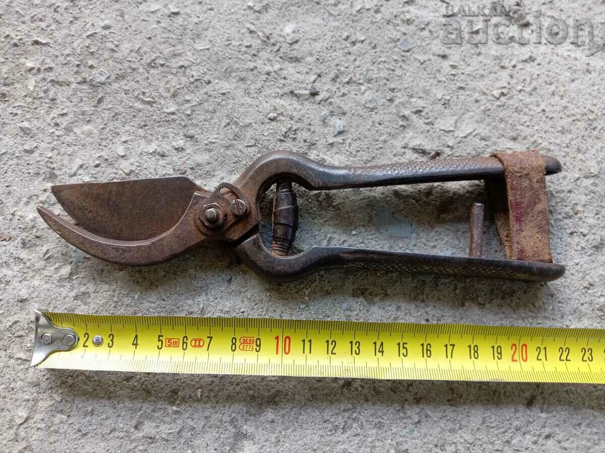 vintage vine shears strings with price 21.00 BGN | € 10.74 vintage vine shears strings with price 21.00 BGN | € 10.74