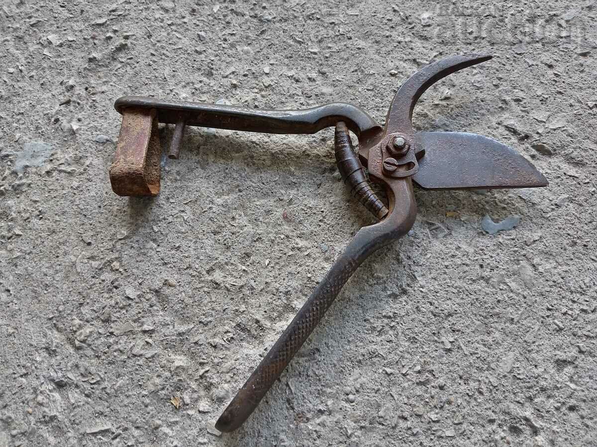 Delivery of vintage vine shears strings Delivery of vintage vine shears strings