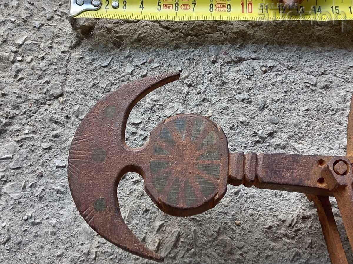 Auction  antique ottoman scale with mace scales in oki wrought iron