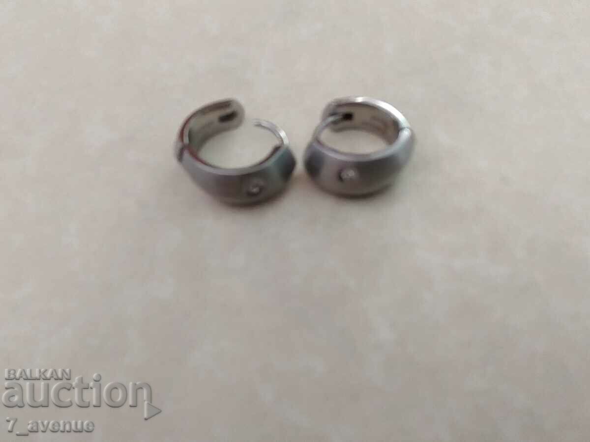 Cercei: diamante și oțel, 18.10.2024 cu preț 120.00 BGN | € 61.36