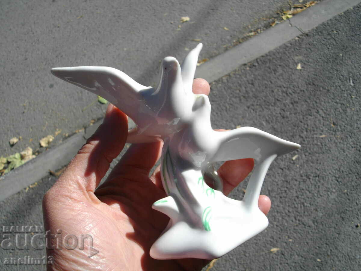 Auction OLD PORCELAIN BIRDS WHITE PIGEONS Auction OLD PORCELAIN BIRDS WHITE PIGEONS