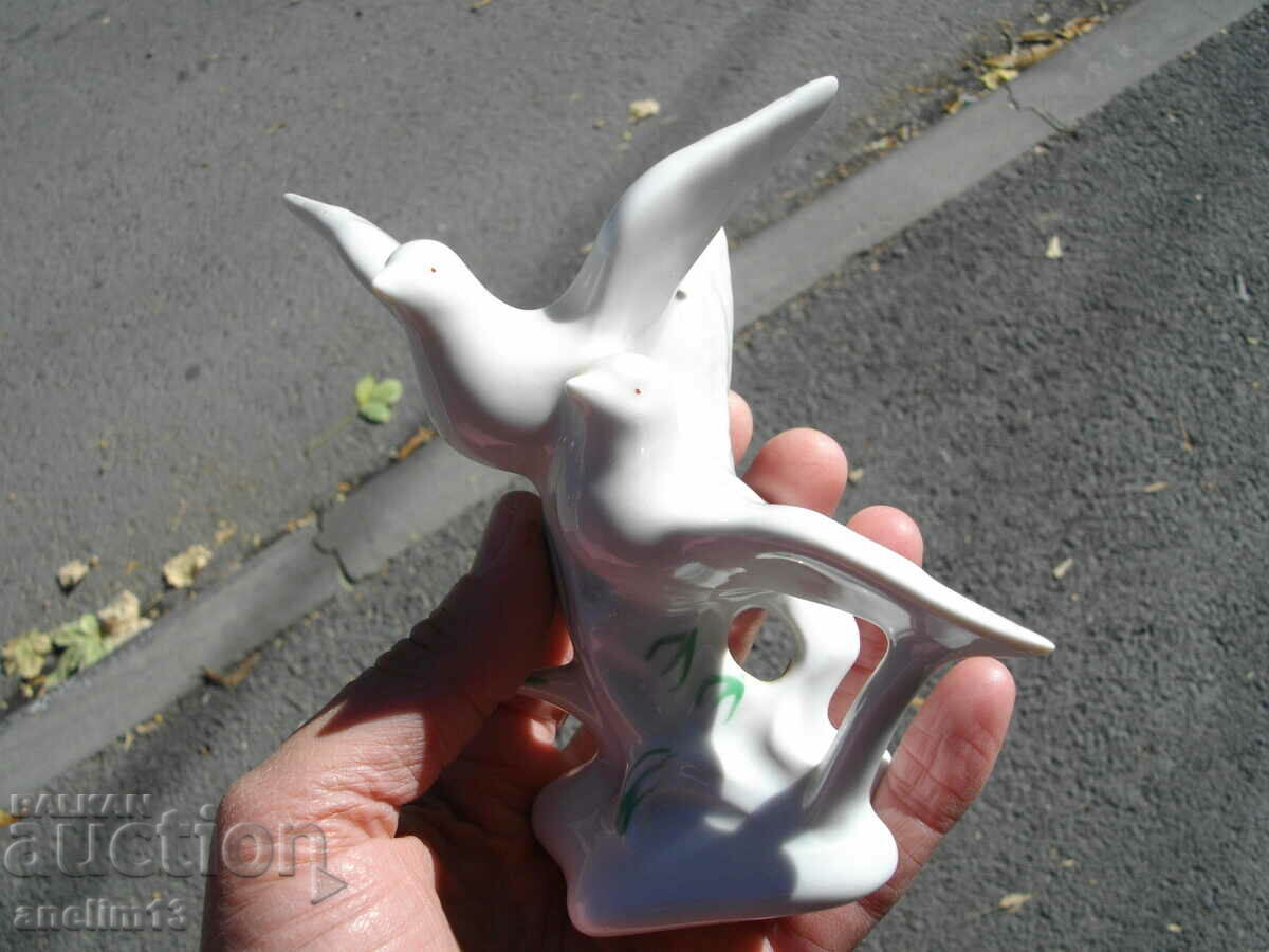 Delivery of OLD PORCELAIN BIRDS WHITE PIGEONS Delivery of OLD PORCELAIN BIRDS WHITE PIGEONS