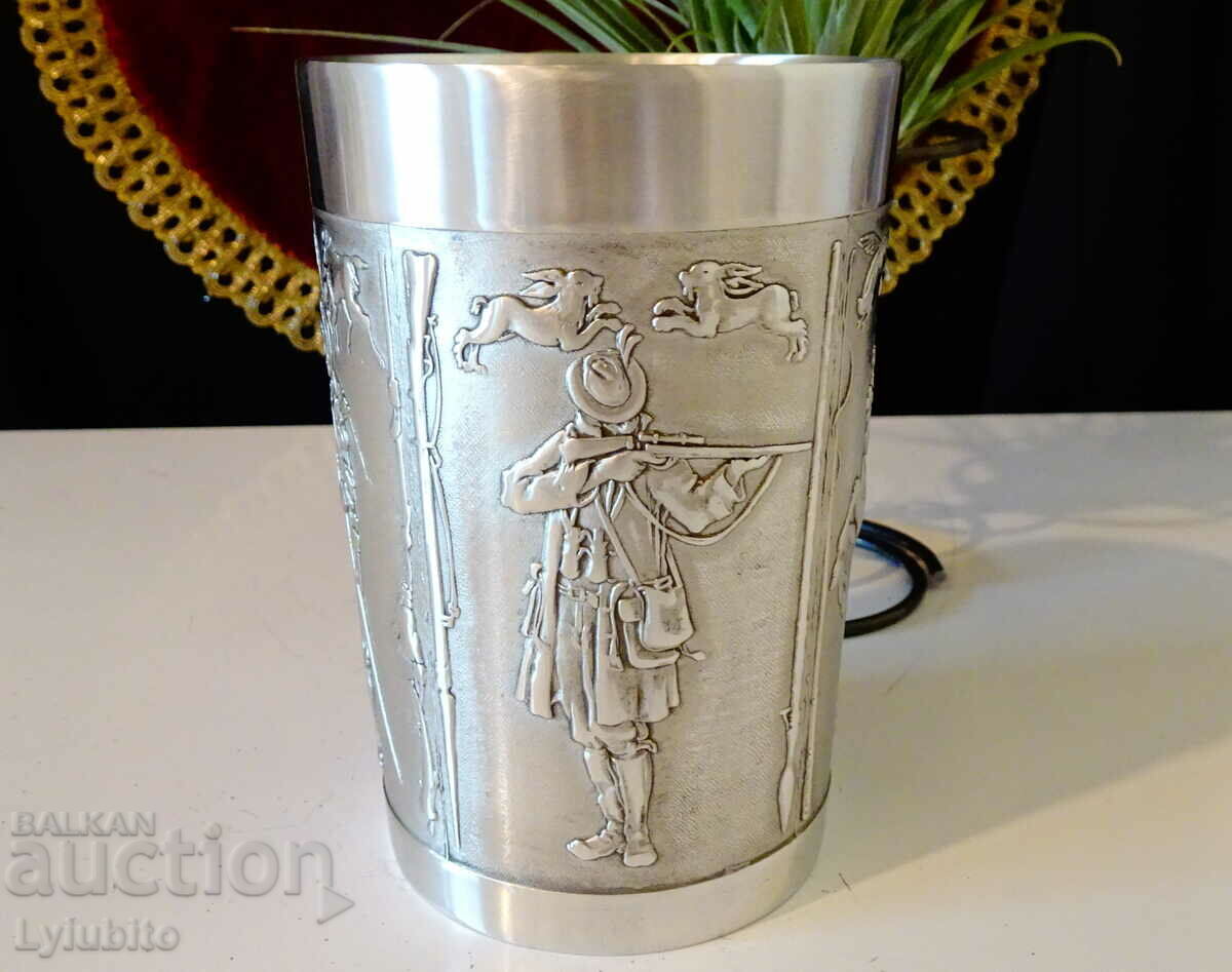 Auction Cup, tin mug with unique hunting pictures. Auction Cup, tin mug with unique hunting pictures.