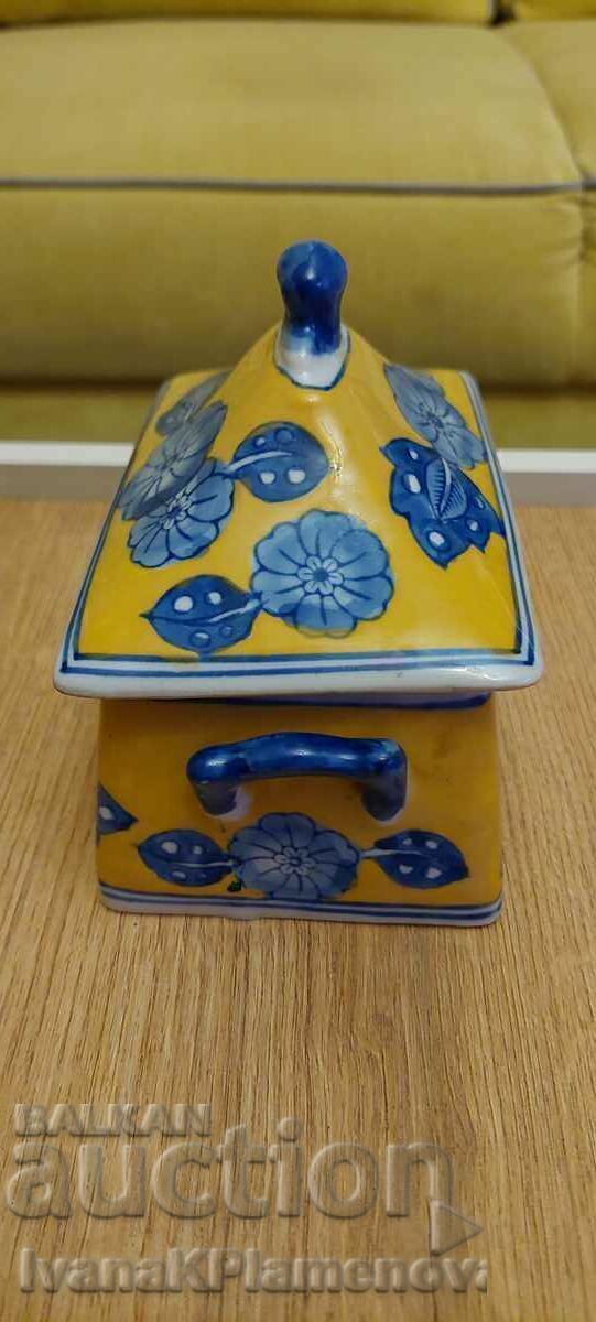 Licitație Cutie porțelan pentru colecționari Licitație Cutie porțelan pentru colecționari