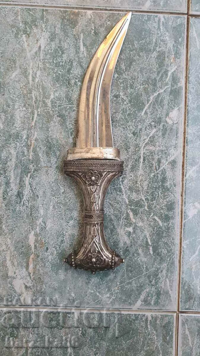 Old Dagger Ένα στιλέτο με ασημένια λαβή