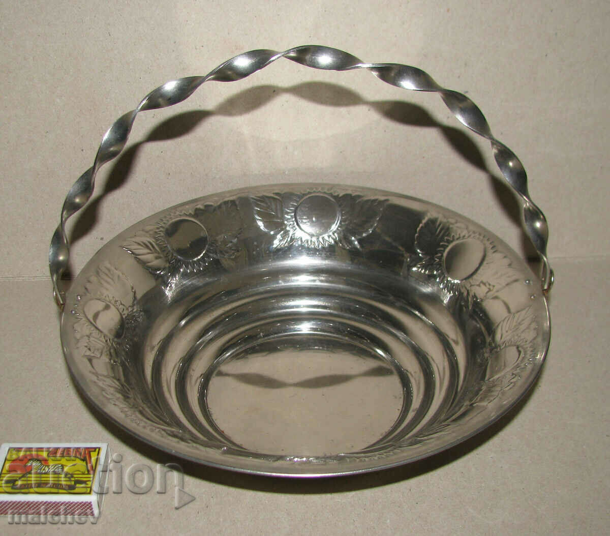 Old metal fruit basket 24 cm deep. handle preserved