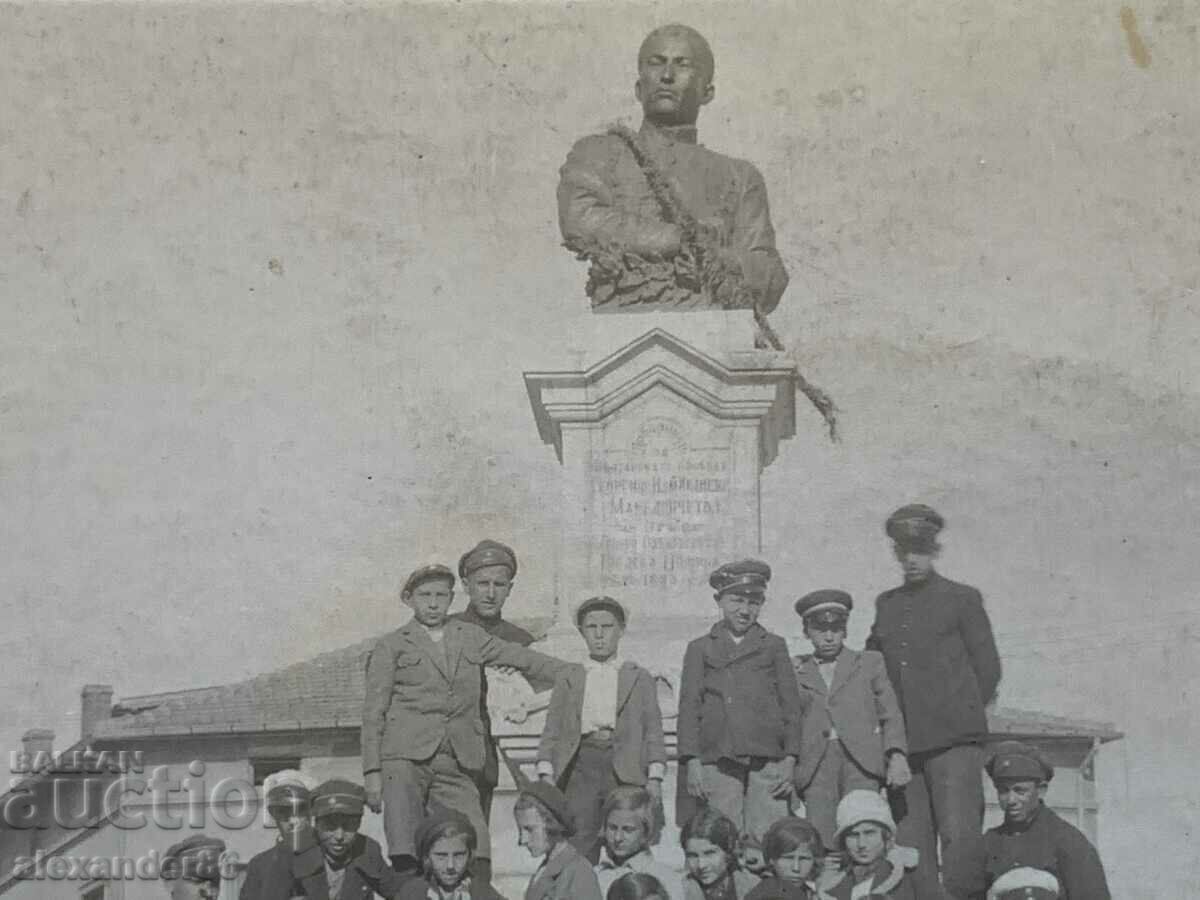 Monument to Georgi Izmirliev Gorna Oryahovitsa 1933 with price 5.00 BGN | € 2.56 Monument to Georgi Izmirliev Gorna Oryahovitsa 1933 with price 5.00 BGN | € 2.56