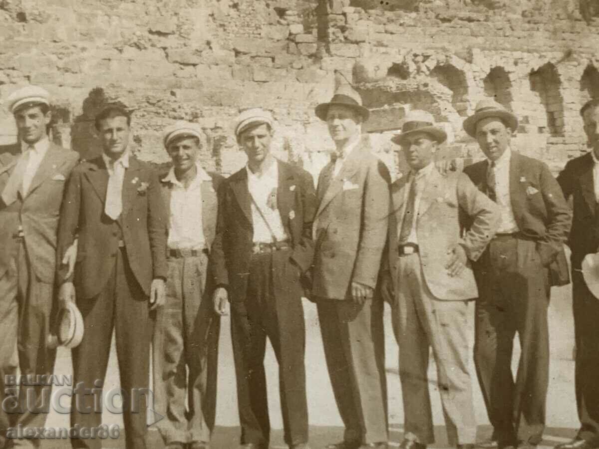 Българи на Акропола 1930 г. стара снимка пътувала с цена 5.00 лв. | € 2.56 Българи на Акропола 1930 г. стара снимка пътувала с цена 5.00 лв. | € 2.56