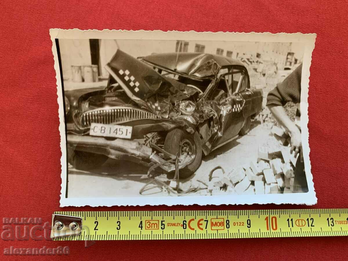 Volga taxi crash 1968 old photo with price 5.00 BGN | € 2.56 Volga taxi crash 1968 old photo with price 5.00 BGN | € 2.56