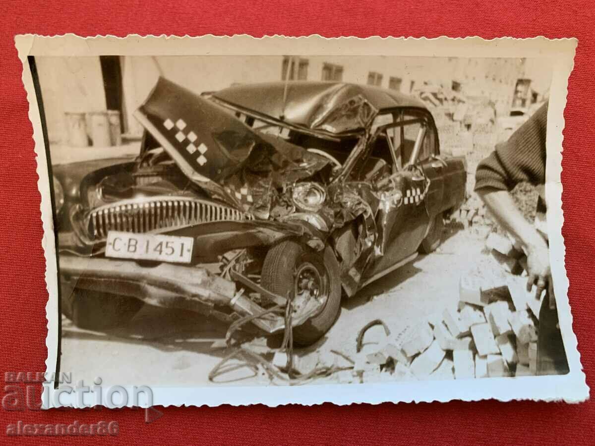Volga taxi crash 1968 old photo Volga taxi crash 1968 old photo