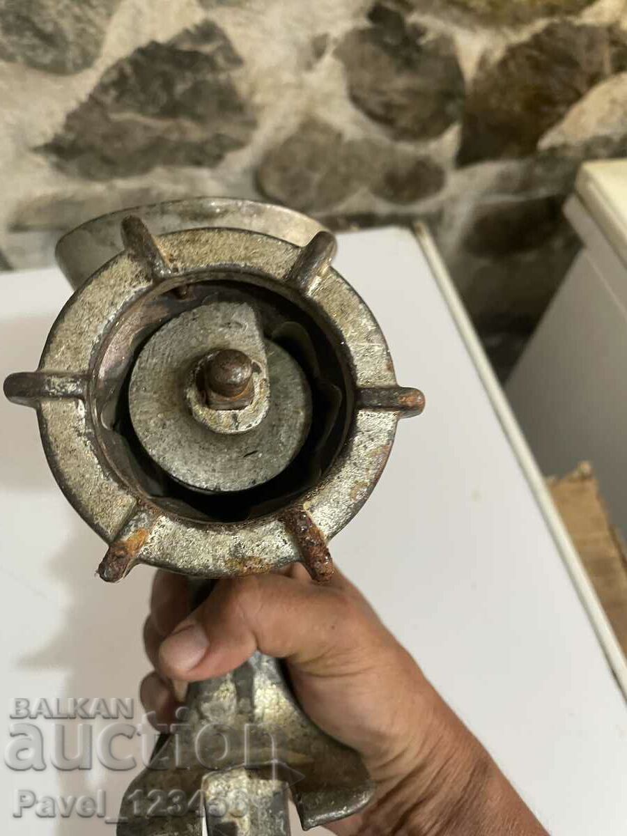 Ένας τεράστιος παλιός μύλος κρέατος με τιμή 19.99 BGN | € 10.22