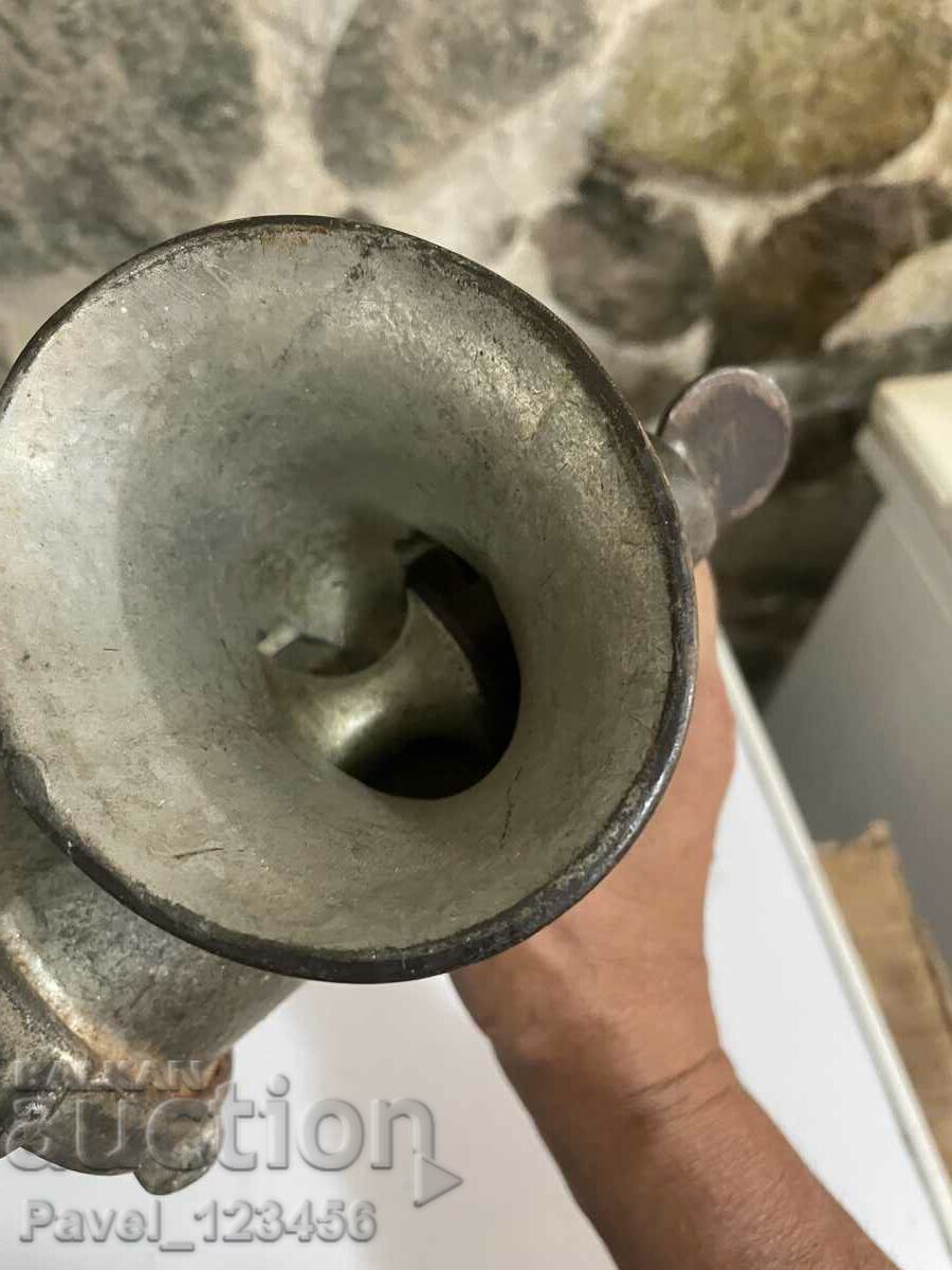 Δημοπρασία Ένας τεράστιος παλιός μύλος κρέατος