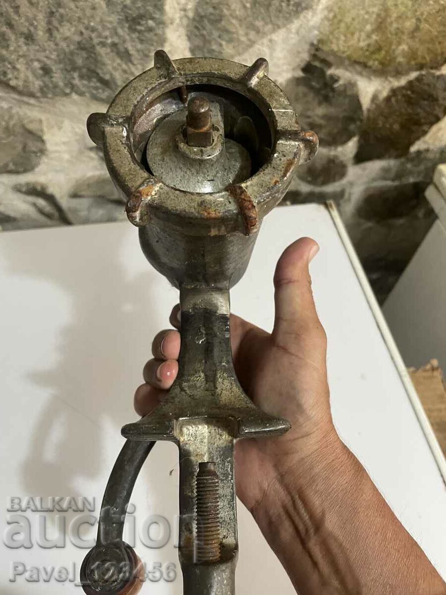 Παράδοση Ένας τεράστιος παλιός μύλος κρέατος