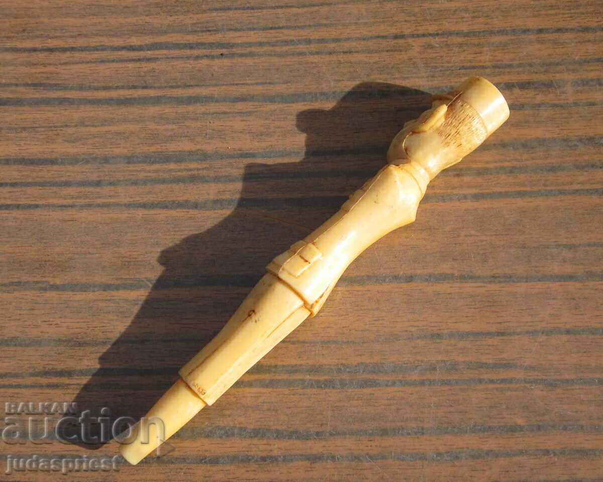 Delivery of French military themed pen with General de Gaulle Delivery of French military themed pen with General de Gaulle