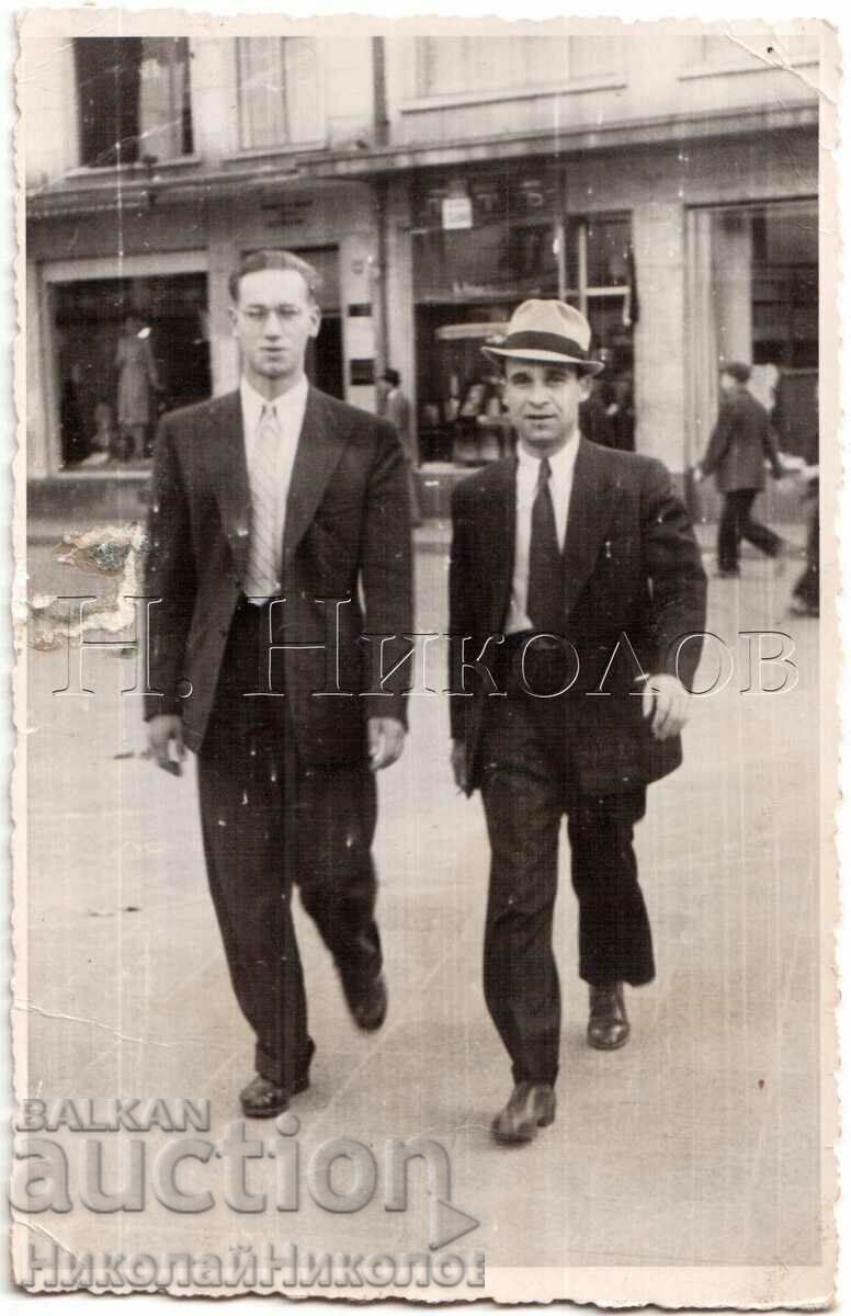 OLD PHOTO TWO MEN IN TOWN D130 OLD PHOTO TWO MEN IN TOWN D130