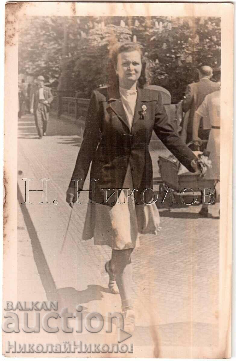 OLD PHOTO YOUNG WOMAN WALKING AROUND THE CITY D131 OLD PHOTO YOUNG WOMAN WALKING AROUND THE CITY D131