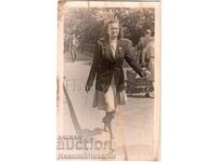 OLD PHOTO YOUNG WOMAN WALKING AROUND THE CITY D131