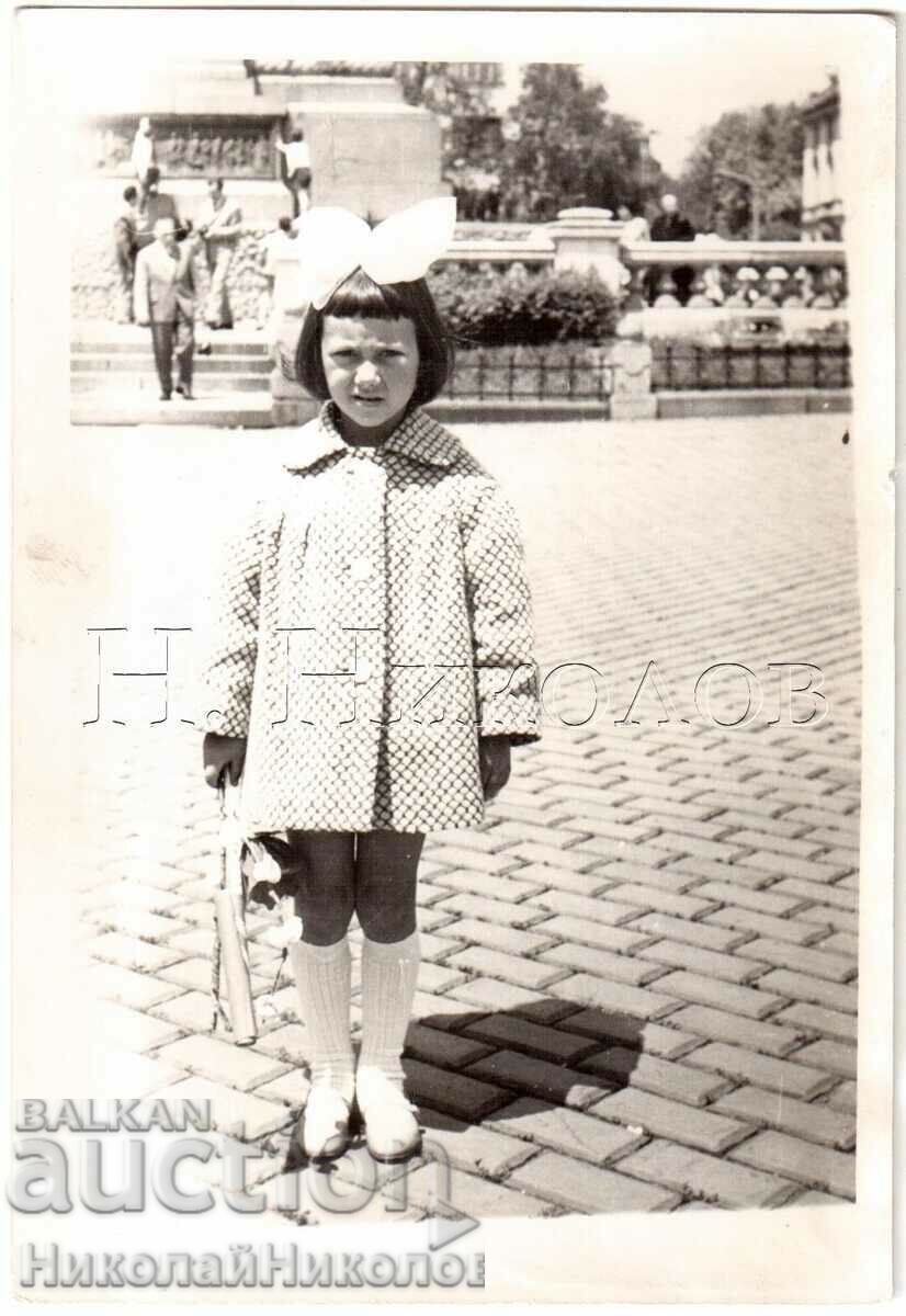 OLD PHOTO GIRL IN FRONT OF THE LIBERATOR KING MONUMENT D132 OLD PHOTO GIRL IN FRONT OF THE LIBERATOR KING MONUMENT D132