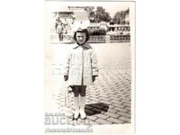 OLD PHOTO GIRL IN FRONT OF THE LIBERATOR KING MONUMENT D132