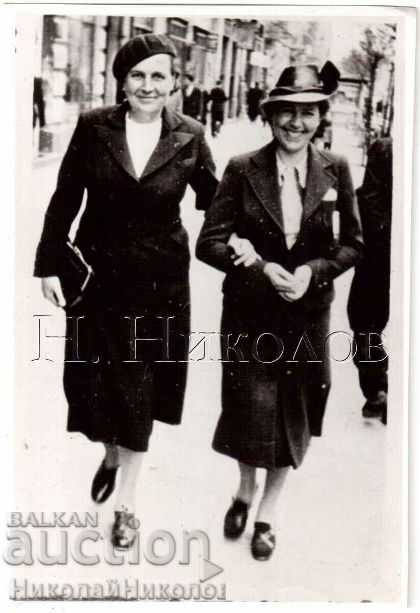 OLD PHOTO TWO WOMEN WALKING AROUND THE CITY D133