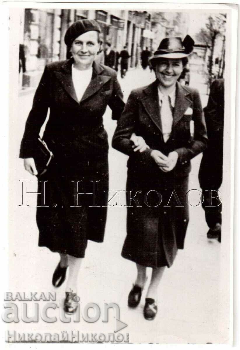OLD PHOTO TWO WOMEN WALKING AROUND THE CITY D133 OLD PHOTO TWO WOMEN WALKING AROUND THE CITY D133