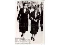 OLD PHOTO TWO WOMEN WALKING AROUND THE CITY D133