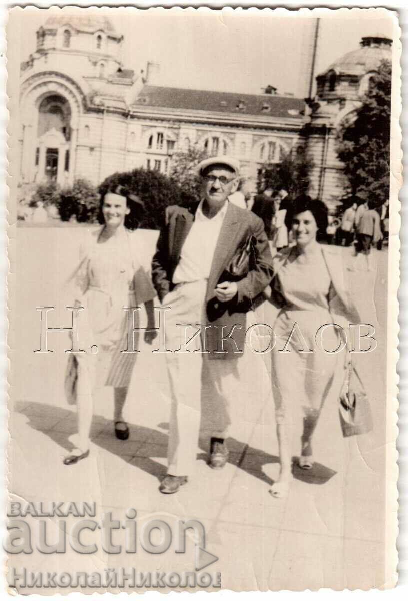 OLD PHOTO OF SOFIA WALKING IN FRONT OF THE BATHROOM D136 OLD PHOTO OF SOFIA WALKING IN FRONT OF THE BATHROOM D136