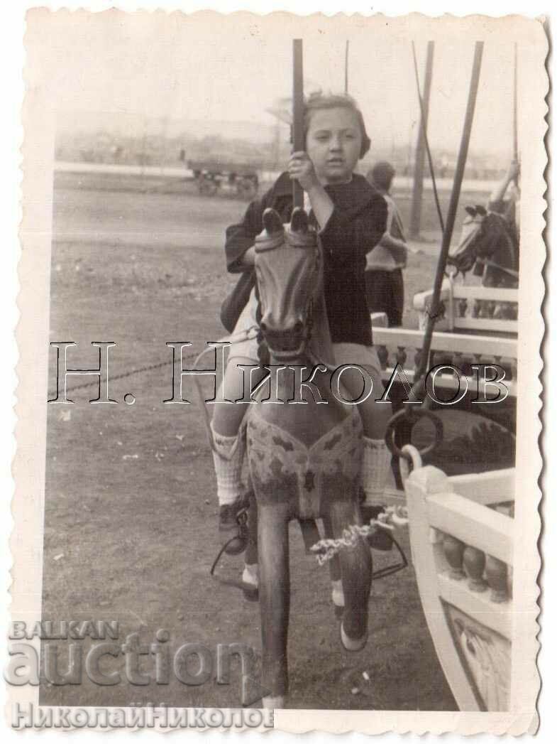 1943 SMALL OLD PHOTO SOFIA LAGERA FAIR D137